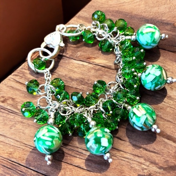 Green glass and swarovski crystal charm bracelet. Recycled green bottle glass. - Picture 7 of 16